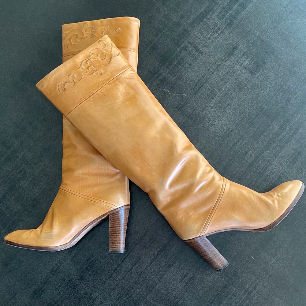Vintage Tan leather heeled boots with embroidery